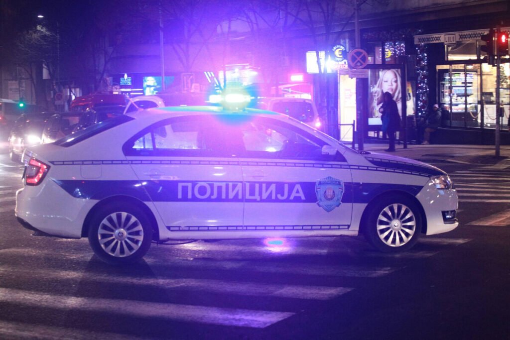 Potraga za pljačkašima pošte u Beogradu: Uleteli sa fantomkama, izneli džakove, ženi pozlilo!