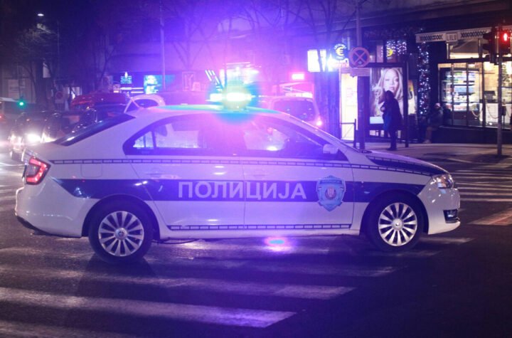 Potraga za pljačkašima pošte u Beogradu: Uleteli sa fantomkama, izneli džakove, ženi pozlilo!