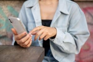 Prevara vreba građane na mobilnim telefonima, MUP izdao upozorenje: "Ne otvarajte sumnjive linkove iz SMS poruka"