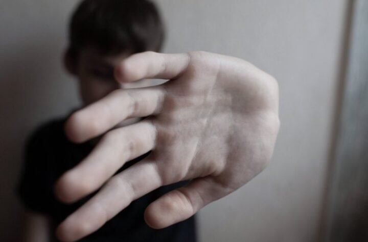 RODITELJI NEĆE DA SE ODREKNU ŠAMARA! Novi zakon izazvao haos u zemlji, evo koliko očeva i majki želi PRAVO NA NASILJE NAD DETETOM