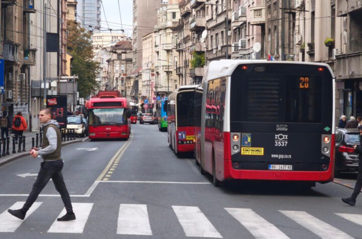 Ruminka uhvaćena kako radi sramnu stvar u autobusu usred Beograda: Kameru zaklonila rukom