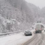"SAMO SE VI SUNČAJTE, MI SE BORIMO SA SNEGOM": Dok jedan deo Srbije uživa u proleću, na zapadu zemlje vlada ZIMSKA APOKALIPSA! Smetovi okovali planinu, lanci i dalje obavezni! (FOTO)
