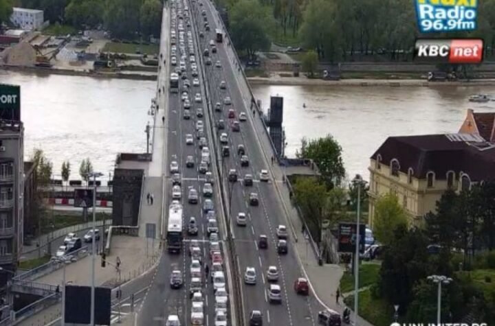 SAOBRAĆAJNI KOLAPS, BEOGRAD POTPUNO PARALISAN! Prestonica u totalnom KRKLJANCU pred praznike: Evo gde je NAJGORE i koje delove grada da ZAOBILAZITE u širokom luku!