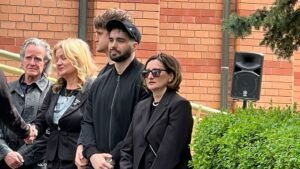 SESTRA I SUPRUGA DUŠKA VUJOŠEVIĆA NE PRESTAJU DA PLAČU: Ogroman broj ljudi došao na ispraćaj legendarnog košarkaškog trenera (FOTO)