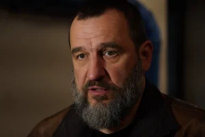 SKANDAL U ZVEZDARA TEATRU! Nenad Jezdić POBESNEO i prekinuo predstavu zbog bezobrazluka u publici: Zagrmeo sa scene na OVOG muškarca!