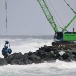 SNAŽNA BURA NAPRAVILA HAOS NA OBALI: Nesvakidašnji prizor u centru naselja šokirao meštane! Intervenisala dizalica, a razlog će vas ostaviti bez teksta!