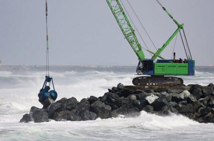 SNAŽNA BURA NAPRAVILA HAOS NA OBALI: Nesvakidašnji prizor u centru naselja šokirao meštane! Intervenisala dizalica, a razlog će vas ostaviti bez teksta!