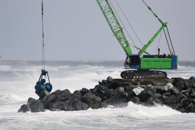 SNAŽNA BURA NAPRAVILA HAOS NA OBALI: Nesvakidašnji prizor u centru naselja šokirao meštane! Intervenisala dizalica, a razlog će vas ostaviti bez teksta!