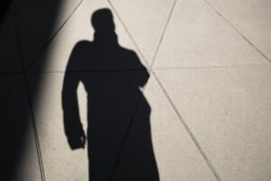 ŠPIJUNSKI UREĐAJI PRONAĐENI U ŠATORSKOM NASELJU: Stanovnicima rečeno da ne prilaze sumnjivim predmetima