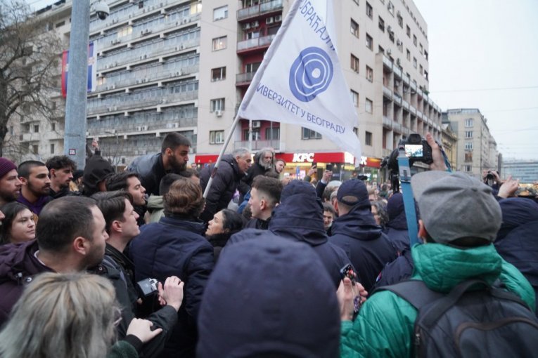 "SRBIJA ĆE POBEDITI!" Poruka Miloša Vučevića nakon dramatičnih scena ispred Rektorata: Blokaderima nije stalo do istine i pravde, već do nametanja ideologije podela!