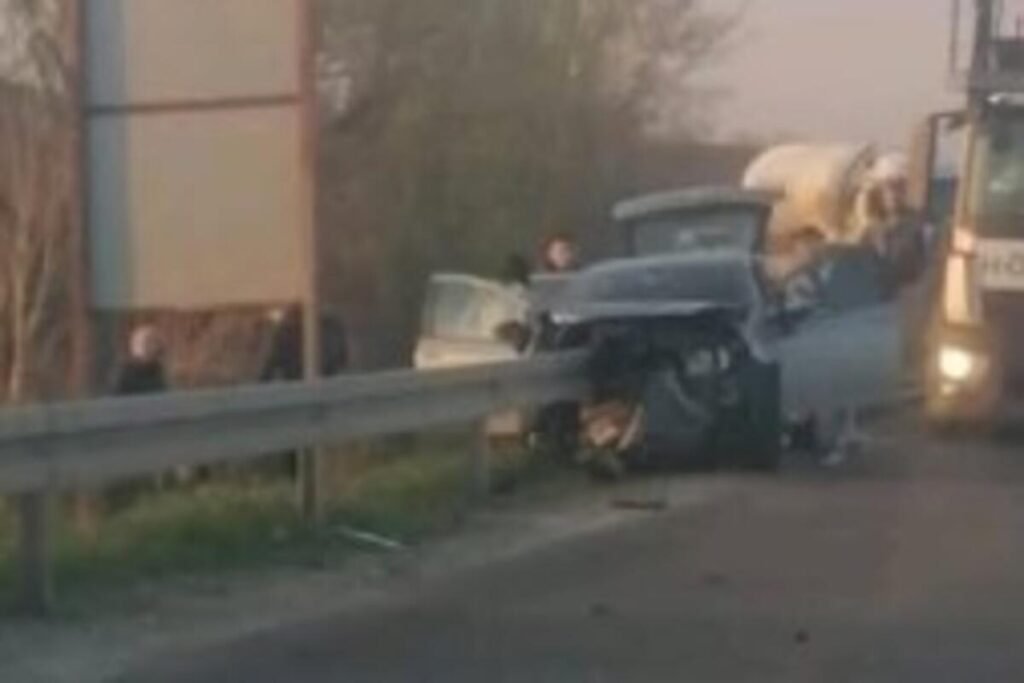 Strašna nesreća na putu Mladenovac - Topola: Zaštitna ograda prošla kroz automobil! (FOTO)