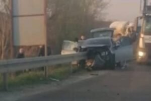 Strašna nesreća na putu Mladenovac - Topola: Zaštitna ograda prošla kroz automobil! (FOTO)