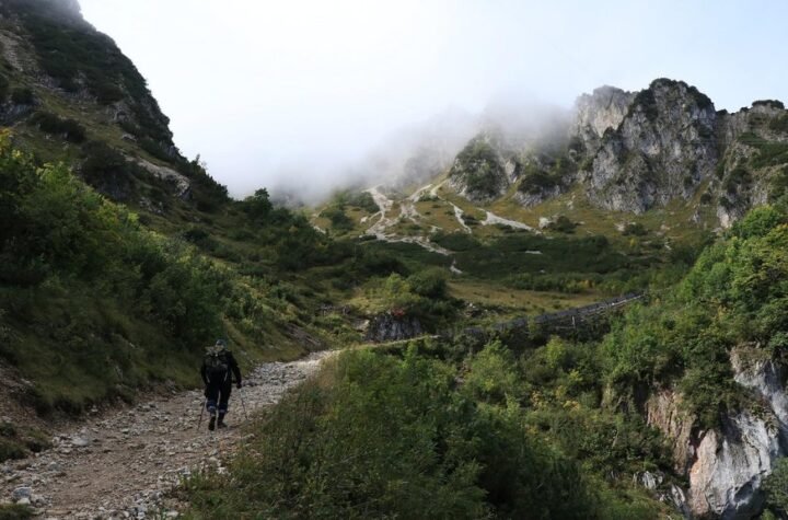 TRAGEDIJA NA RUMIJI: Muškarac preminuo tokom planinarenja, telo evakuisano helikopterom