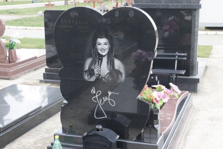 TUŽAN PRIZOR NA GROBU JELENE MARJANOVIĆ: Na desetogodišnjicu tragedije na spomeniku samo OVO!