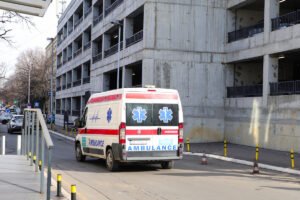 Troje povređeno, autobus naglo zakočio: Hitna pomoć odjurila na teren