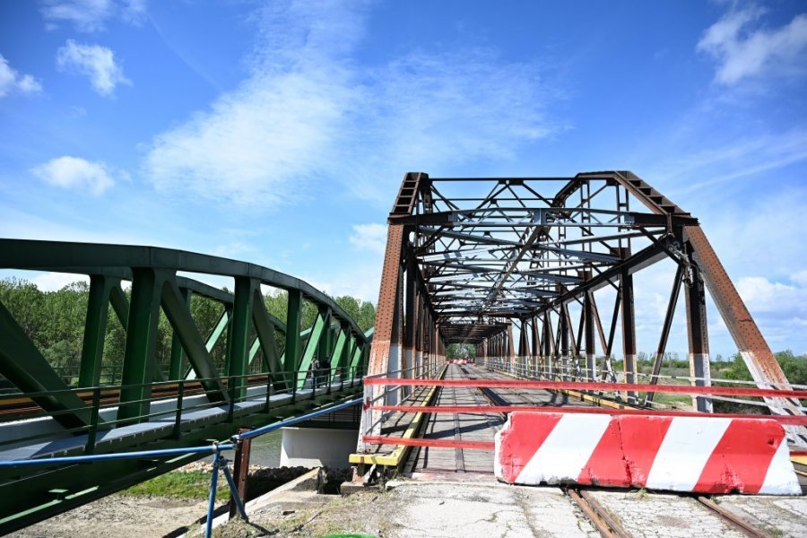 U JEDNOM DANU PRIKAZANA SUŠTINSKA RAZLIKA DVE POLITIKE! Vučić s narodom otvara mostove!