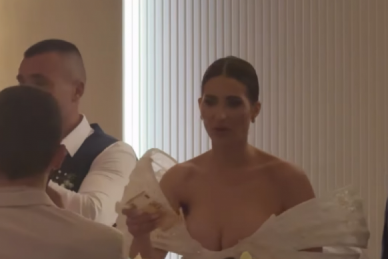 UDALA SE PEVAČICA JELENA! Na gala slavlju sam krem estrade, naša najlepša glumica ODRŽALA EMITIVAN GOVOR! (GALERIJA)