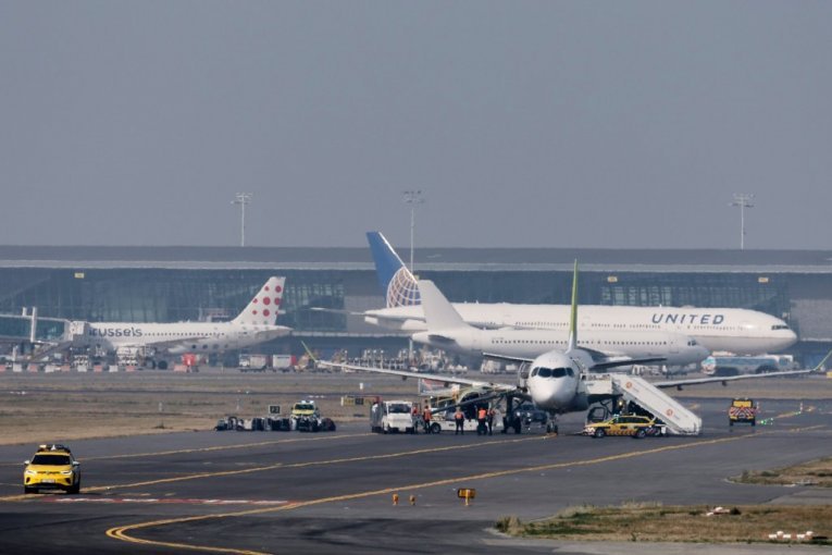 UŽAS NA AERODROMU: Pijani putnik izazvao haos! Letovi kasnili po DVA SATA