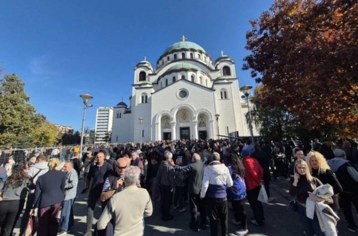 VASKRŠNJA ČAROLIJA U HRAMU SVETOG SAVE: Mališani bez roditeljskog staranja i deca iz Zvečanske osetili toplinu koju im je život uskratio! Zvezda i Crkva im vratili veru u LJUBAV!