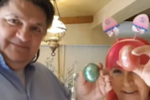 VASKRŠNJI SNIMAK IZ DOMA ZORICE BRUNCLIK RAZNEŽIO FANOVE! Kemiš sa zečjim ušima na glavi, pevačica DOHVATILA ROZE JAJE - spasili su praznik tada!