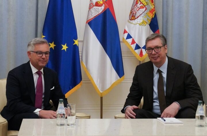 VAŽAN SASTANAK: Predsednik Vučić razgovarao s evropskim komesarom za unutrašnje poslove i migracije (FOTO)