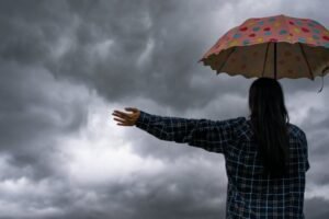 VEČERAS JAKI UDARI VETRA, A SUTRA NOVA PROMENA VREMENA! Stižu nam pljuskovi sa grmljavinom, oluja u OVIM delovima zemlje!