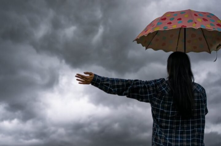 VEČERAS JAKI UDARI VETRA, A SUTRA NOVA PROMENA VREMENA! Stižu nam pljuskovi sa grmljavinom, oluja u OVIM delovima zemlje!