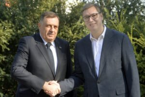 VUČIĆ STIGAO NA SAHRANU DODIKOVE MAJKE! Predsednik došao da pruži podršku u najtežim trenucima!