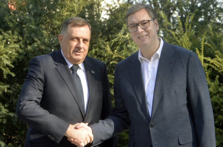 VUČIĆ STIGAO NA SAHRANU DODIKOVE MAJKE! Predsednik došao da pruži podršku u najtežim trenucima!