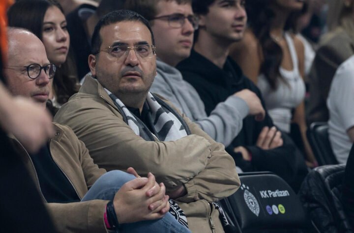 Vlasnik Hapoela iz Tel Aviva sa Partizanovim šalom oko vrata na oproštaju od Duška Vujoševića (Foto)