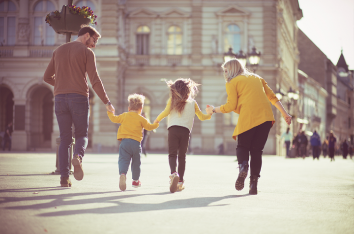 ZA PETORO MALIŠANA DOBIJATE 1.295 EVRA! Ko ima troje dece, dobija 777 evra: Evo kako se određuje DEČJI DODATAK u zemlji punoj Srba!