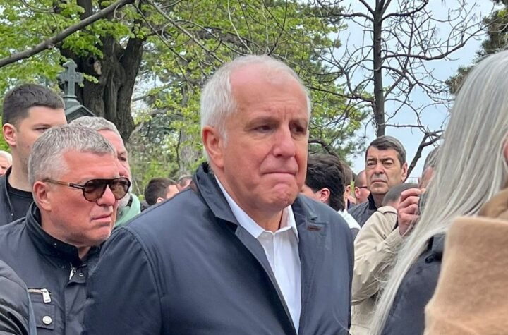 ŽELJKO OBRADOVIĆ POTPUNO SLOMLJEN! Stigao na sahranu Duška Vujoševića, njegov izraz lica govori više od hiljadu reči! (FOTO)