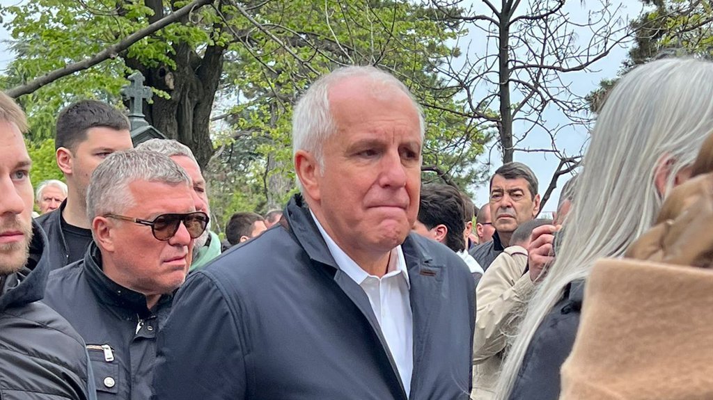 ŽELJKO OBRADOVIĆ POTPUNO SLOMLJEN! Stigao na sahranu Duška Vujoševića, njegov izraz lica govori više od hiljadu reči! (FOTO)