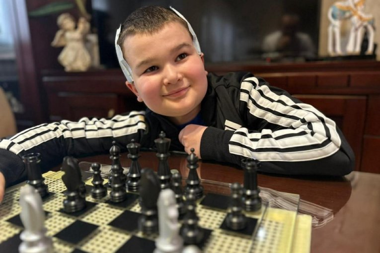 "ZNAO SAM DA ĆE DA DRŽI OBEĆANJE" Predsednik Vučić održao svoju reč - mali Andrija bio je na večitom derbiju! (FOTO)