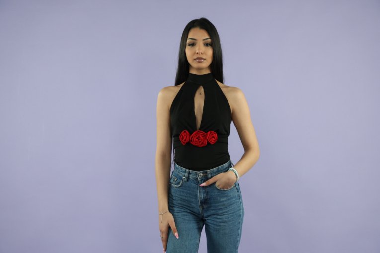 "ZUB MU SE POKVARIO, UMRO JE ZA NEDELJU DANA" Mlada pevačica ostala bez majke, pa IZGUBILA I OCA -suze krije od sveta!