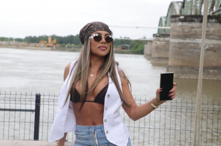 ZVEZDA "GRANDA" URNISALA SANDRU AFRIKU! Eksplicitne scene pevačice S POČETKA KARIJERE - nastaće potpuni HAOS!