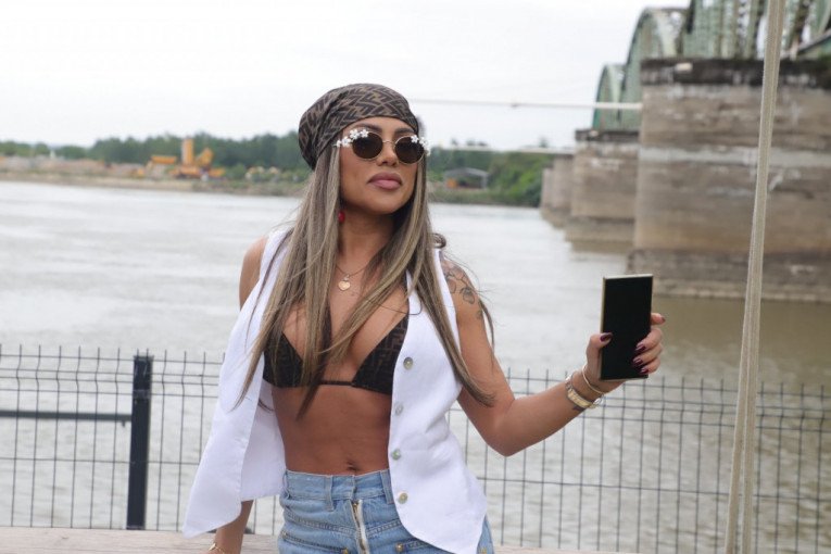 ZVEZDA "GRANDA" URNISALA SANDRU AFRIKU! Eksplicitne scene pevačice S POČETKA KARIJERE - nastaće potpuni HAOS!