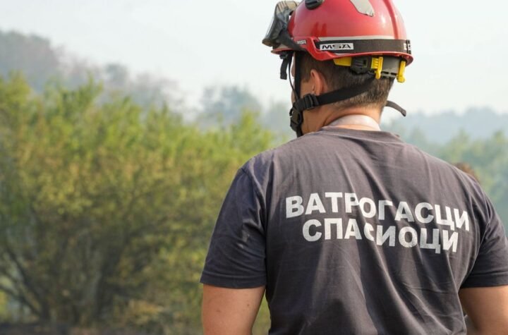 'HEROJI NEKAD NOSE KACIGU, UNIFORMU I VELIKO SRCE' Vatrogasci došli po pozivu, zatekli nesvakidašnju scenu i još većeg MALOG heroja! (FOTO)