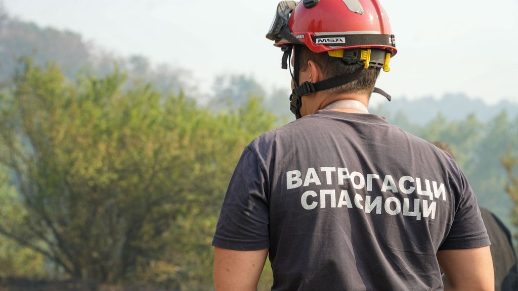 'HEROJI NEKAD NOSE KACIGU, UNIFORMU I VELIKO SRCE' Vatrogasci došli po pozivu, zatekli nesvakidašnju scenu i još većeg MALOG heroja! (FOTO)