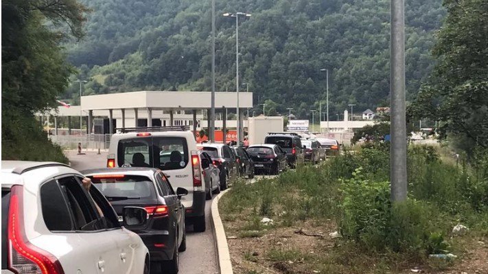 AMSS izdao hitno upozorenje! Na jednom graničnom prelazu se stvorile ogromne kolone, sat vremena niko ne mrda