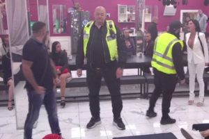 ASMIN ZVERSKI NASRNUO NA STANIJU: Hitan prekid PROGRAM, obezbeđenje moralo da napravi ŽIVI ZID!