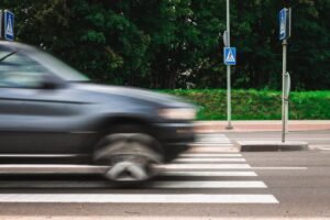 AUTOMOBILOM POKOSIO DEVOJKU NA ULICI, POGINULA NA LICU MESTA! Policija traga za bahatim vozačem!