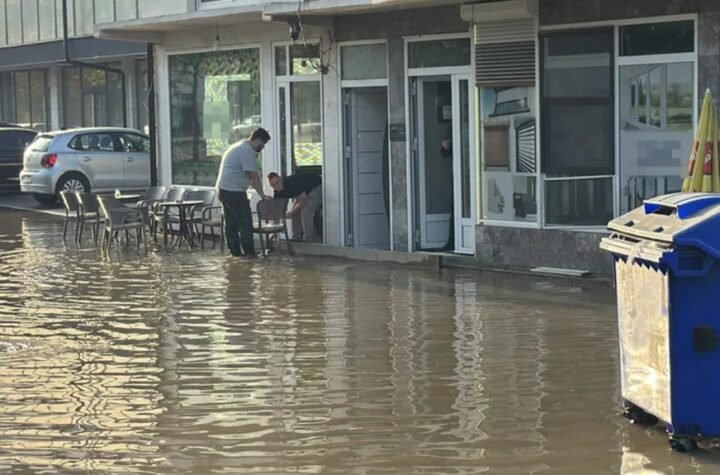Apokaliptični snimci iz srpskog grada: Ulice preplavljene, u dvorištu se formiralo jezero, voda ušla u školu