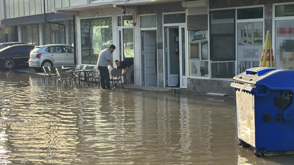 Apokaliptični snimci iz srpskog grada: Ulice preplavljene, u dvorištu se formiralo jezero, voda ušla u školu