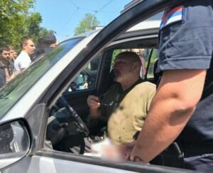 BLOKADERSKA BANDA UMISLILA DA MOŽE DA DELI PRAVDU! Hoće da linčuju vozača, šiklja krv na sve strane - NASTAVLJENA DRAMA ISPRED PRAVNOG FAKULTETA! (FOTO)