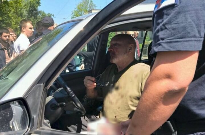 BLOKADERSKA BANDA UMISLILA DA MOŽE DA DELI PRAVDU! Hoće da linčuju vozača, šiklja krv na sve strane - NASTAVLJENA DRAMA ISPRED PRAVNOG FAKULTETA! (FOTO)