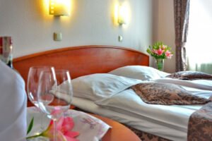 ČITAV SLUČAJ SE UMALO FATALNO ZAVRŠIO! Poznati čačanski privrednik tužio hotel u Beogradu - OTKRILI SUPRUZI S KIM JE DOŠAO I PROVEO NOĆ!