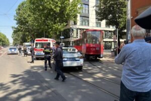 DETALJI JEZIVE NESREĆE NA DORĆOLU: Tramvaj izleteo sa šina i zakucao se u zgradu, 21 OSOBA ZAVRŠILA U URGENTNOM!