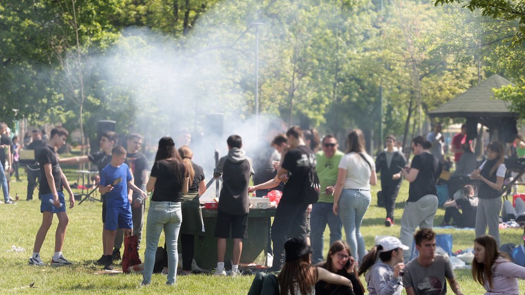 DRAMA NA ADI CIGANLIJI: Tinejdžeri hitno prevezeni u Urgentni centar, napili se na uranku pa padali na glavu!