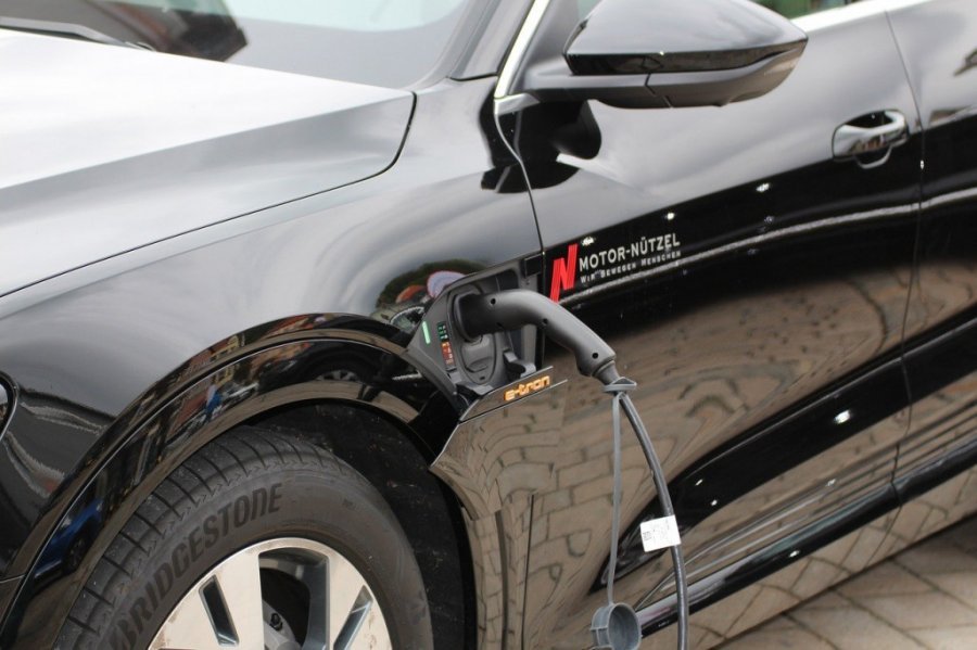 ELEKTRIČNI AUTOMOBILI SVE TRAŽENIJI: Besparica menja tržište!